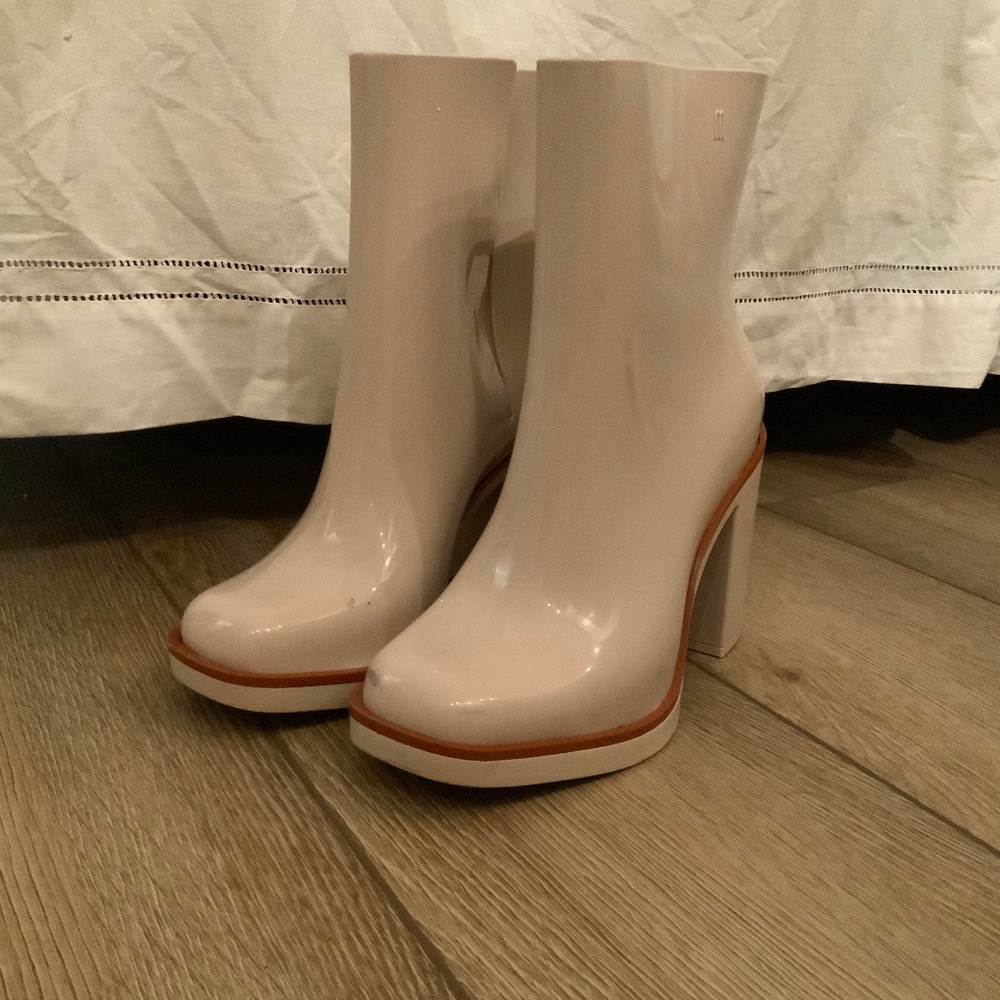 Beige boots